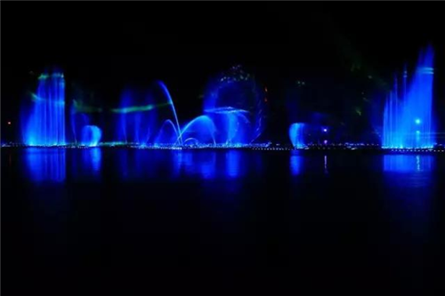 后官湖濕地公園里世界頂級(jí)的燈光音樂噴泉