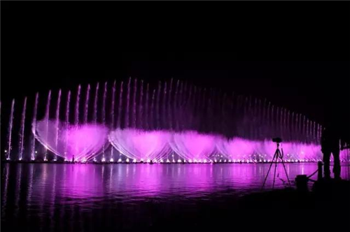 后官湖濕地公園里世界頂級(jí)的燈光音樂噴泉